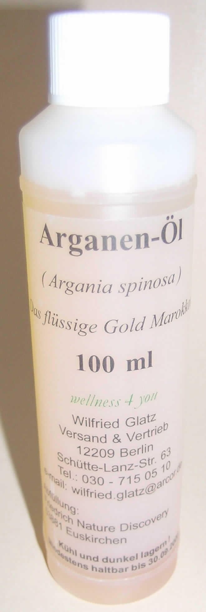 Angaben des Antragstellers:
Zusammensetzung: Arganöl aus den Samen der Argane. Der Samen wird gemahlen, mit warmem Wasser aufbereitet und dann gepresst.
Verwendung: Keine Angaben.
Handelsübliche Maßeinheit: Keine Angaben.
Ergebnis der Untersuchung einer Probe:
Verpackung: Milchig-transparente Flasche aus Kunststoff mit weißem Schraubdeckel (Höhe ca. 13,5 cm; Durchmesser ca. 3,5 cm).
Kennzeichnung (Auszug): "Arganen-Öl 100 ml wellness 4 you"
Warenbeschreibung: Gelb-braunes, klares Öl; Geruch: nussig; Geschmack: angenehm-nussig mit leichter Röstnote.
Nach diesem Ergebnis und den Angaben des Antragstellers liegt rohes Arganöl, das unmittelbar für die menschliche Ernährung geeignet ist, vor.
Andere pflanzliche Fette und fette Öle (einschließlich Jojobaöl) sowie deren Fraktionen, auch raffiniert, jedoch nicht chemisch modifiziert: andere: andere Fette und Öle sowie deren Fraktionen: rohe Fette und Öle: andere als zu technischen oder industriellen Zwecken, ausgenommen zum Herstellen von Lebensmitteln: fest, in anderen Aufmachungen; flüssig: genießbar.