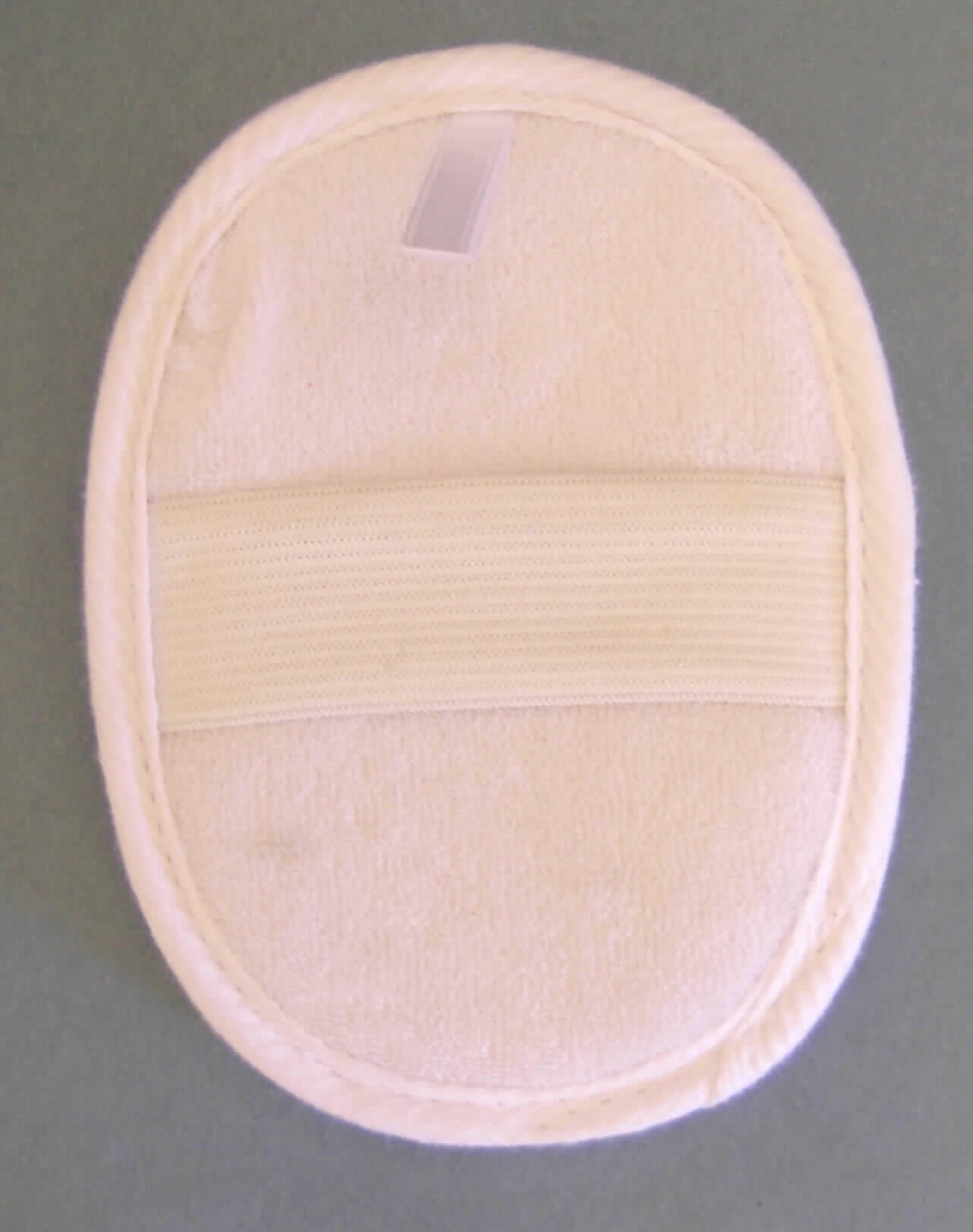 Massageschwamm
- in ovaler Form, in den Abmessungen von ca. 12 x 9 cm,
- mit einer Vorderseite aus Luffa, einer Rückseite aus einem weißen Schlingengewirke 
  und einer dünnen Zwischenlage aus Schaumkunststoff,
- am Rand mit einem Gewebeband eingefasst,
- auf der Rückseite mit einer Aufhängeschlaufe und einem elastischen Griffband versehen,
Insbesondere im Hinblick auf die Verwendung ist die Vorderseite aus Luffa als charakterverleihend anzusehen.