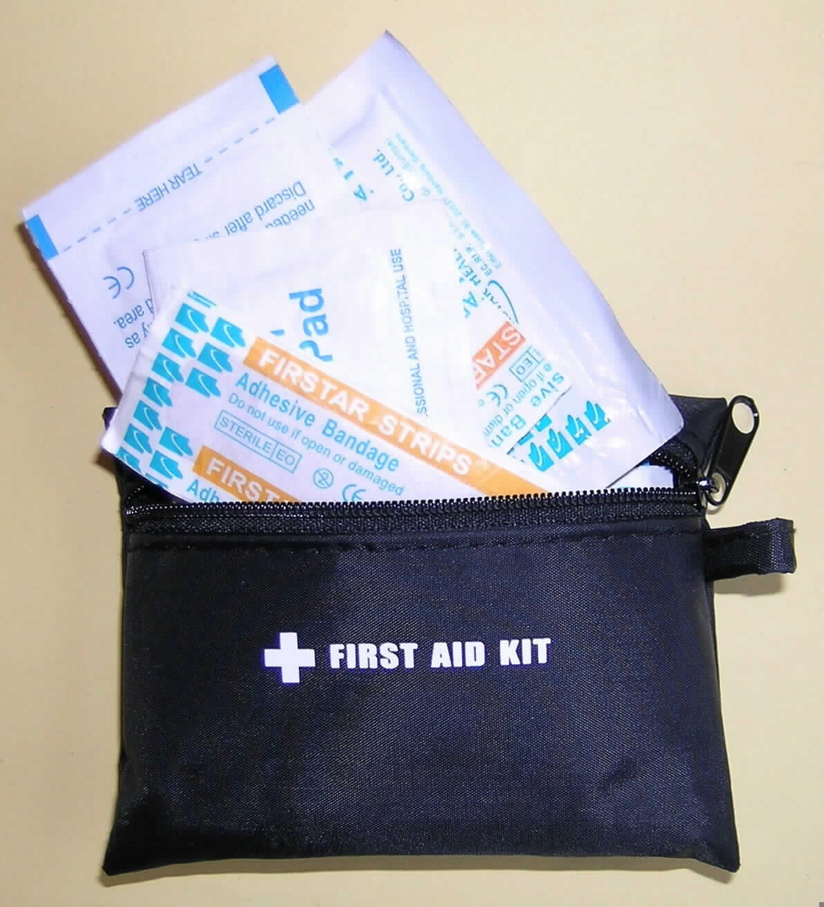 Erste-Hilfe-Set
bestehend aus einer Tasche mit Reißverschluss und dem Aufdruck "First Aid Kit",
darin enthaltend folgende, einzeln verpackte Erzeugnisse:
- 15 Heftpflaster,
- 4 runde Heftpflaster,
- 4 Heftpflaster für Fingerkuppenwunden,
- 5 mit Isopropanol getränkte Tupfer,
- 1 antiseptisches, mit Chlorhexidin-Gluconat und Cetrimid imprägniertes Reinigungstuch,
- 1 mit NaCl-Lösung getränktes Reinigungstuch,
- 1 mit Seifenlösung getränktes Tuch.

Diese Tasche mit Apothekenausstattung für Erste Hilfe ist mit einer Trinkflasche, einer Rettungspfeife, einer Taschenlampe, einem Taschenmesser, einem Regenumhang, einer Thermodecke und Streichhölzern als achtteilige Verkaufseinheit (so genanntes "Survival-Set") zusammengestellt. Eine Einreihung als Warenzusammenstellung im Sinne der AV 3 b) kommt nicht in Betracht, da die Waren nicht der Befriedigung eines gemeinsamen, speziellen Bedarfs dienen.
