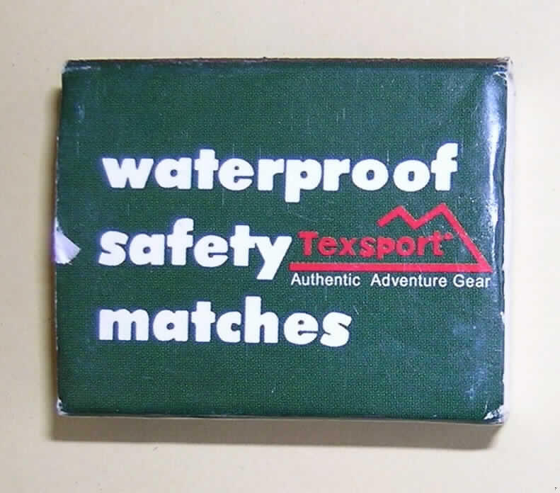 Zündhölzer
- wasserfest (lt. Aufdruck),
- aufgemacht in einer kleinen Pappschachtel (4,5 cm x 3,5 cm x 1,5 cm), die mit einer
  Reibungsfläche versehen ist.

Die Streichhölzer sind mit einer Trinkflasche, einem Erste-Hilfe-Paket, einer Rettungspfeife, einer Taschenlampe, einem Regenumhang, einer Thermodecke und einem Taschenmesser als achtteilige Verkaufseinheit (so genanntes "Survival-Set") zusammengestellt. Eine Einreihung als Warenzusammenstellung im Sinne der AV 3 b) kommt nicht in Betracht, da die Waren nicht der Befriedigung eines gemeinsamen, speziellen Bedarfs dienen.