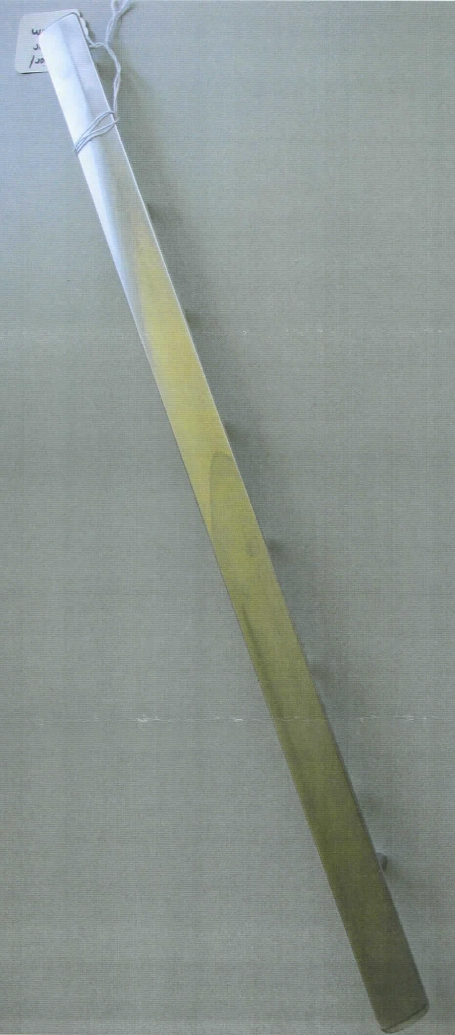 Bei der durch ein Foto veranschaulichten Ware handelt es sich um eine verchromte Zierleiste für Autotüren aus einem Kunststoff im Sinne der Anmerkung 1 zu Kapitel 39 (lt. Antragsangaben ABS).

Der Karosseriebeschlag ist auf der Rückseite mit insgesamt neun zylinderförmigen Haltestiften versehen.