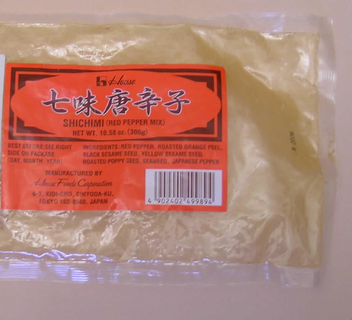 Shichimi (Red Pepper Mix)
Nach den Antragsangaben und der Aufschrift auf der Verpackung handelt es sich um eine Gewürzmischung aus getrockneten, fein zerkleinerten Gewürzen der Pos 0904 und Pos 0910 
(Chili und Szechuanpfeffer) sowie Orangenschalen, weißen und schwarzen Sesamsamen, Mohnsamen und kleinen Seetangabschnitten.
Die Gewürzmischung wird deutlich dominiert von dem gewichts- und geschmacksmäßig vorherrschenden Chilipulver. Es ist somit nach Umfang und Bedeutung für die Verwendung als Gewürz charakterverleihend.