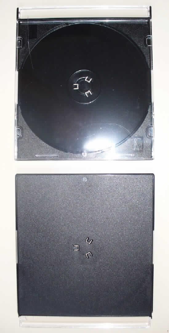 Handelsübliche, ca. 14 x 12,4 x 0,5 cm große CD-Hülle aus einem Kunststoff im Sinne der Anmerkung 1 zu Kapitel 39 (Polystyrol lt. Angaben des Antragstellers). Die Ware besteht aus einem aufklappbaren Behältnis aus transparentem Kunststoff und einem eingesetzten Tray, der zur Aufnahme einer CD bzw. DVD mit einer runden Vertiefung und einer gezahnten Haltevorrichtung versehen ist.