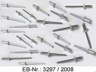 "Blindniete"; es handelt sich um Erzeugnisse bestehend aus einem Hohlniet aus Aluminium (Antragstellerangabe) mit Setzkopf und Nietschaft (Länge: etwa 10 mm) und einem in den Hohlniet gesteckten Nietdorn aus Stahl (Antragstellerangabe) mit kegelförmigem Dornkopf. Der Nietdorn ist im oberen Bereich mit einer Sollbruchstelle versehen. 
Die Erzeugnisse dienen zur unlösbaren Verbindung (Verpressen) von verschiedenen Materialien (hier: Blattmaterialien, lt. Antragstellerangabe). Hierzu wird der Nietdorn mit Hilfe einer speziellen Blindnietzange durch den Hohlniet gezogen und der Nietschaft gepresst. Nach der abgeschlossenen Verformung reißt der Nietdorn an der Sollbruchstelle ab. Der Restdorn befindet sich in der Zange und wird entsorgt. 
Die Erzeugnisse sind jeweils zu 50 Stück in einem Kunststoffbeutel mit Aufhängevorrichtung  verpackt.

Abbildung siehe Anlage.

Derartige Erzeugnisse gehören als "andere Hohlniete, aus unedlen Metallen" zur Unterposition 8308 2000 der Kombinierten Nomenklatur.