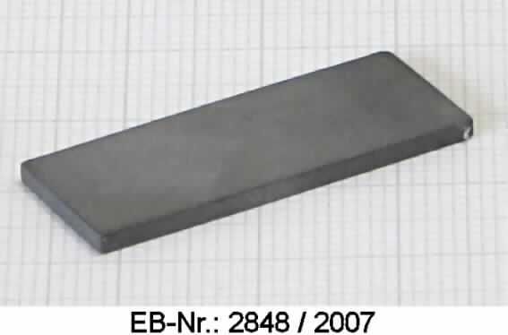 "Plättchen aus Cermets"; das sind ungefasste, rechteckige Plättchen (keine Wendeschneidplatten) für Werkzeuge aus gesintertem Hartmetall auf der Grundlage von Wolframcarbid und Cobalt oder Nickel als Bindemittel.
Die Erzeugnisse sind nicht mit einer Schneidkante versehen und werden zur Verbesserung des Verschleißverhaltens auf den arbeitenden Teil von Pressen, Förder- und Mischmaschinen aufgelötet.
-Antragstellerangaben-

Abmessungen: 
Länge: etwa 31,2 mm
Breite: etwa 12,3 mm
Dicke: etwa 1,6 mm

Abbildung siehe Anlage.

Derartige Erzeugnisse gehören als "Plättchen für Werkzeuge, nicht gefasst, aus Cermets" zur Codenummer 8209 0080 des Integrierten Zolltarifs der EG (TARIC).