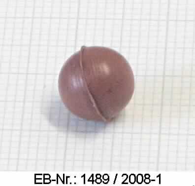 "Gummigeschoss"; es handelt sich um farbige, kugelförmige Erzeugnisse aus Kunststoff oder Kautschuk mit einem Kaliber von 9,7 mm. Die Erzeugnisse werden als Geschoss in Waffen (nicht Gegenstand dieser vZTA) verwendet (lt. Antragstellerangabe). 

Abbildung siehe Anlage.

Derartige Erzeugnisse gehören als "andere Geschosse" zur Codenummer 9306 9090 00 des Integrierten Zolltarifs der EG (TARIC).