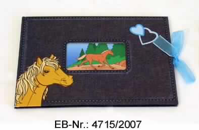 Bei der mit "Photo Album" bezeichneten Ware handelt es sich um ein etwa 17,1 x 12,1 cm großes, gebundenes Büchlein mit einem Einband aus mit farbig bedrucktem Papier (in der Art von Jeansstoff, mit Herzen, einem Pferdekopf und dem Logo des Herausgebers) beklebter Pappe und 24 Seiten aus mit Rahmen (mit Illustrationen wie z. B. Herzen, Hufeisen, Pferdeköpfe, Reitstiefel)  zum Einkleben von Fotos und daneben liegenden, gestrichelten Linien zum handschriftlichen Eintragen von Bemerkungen farbig bedruckten Blättern aus Papier. Einige Seiten sind mit bunten Pferdestickern beklebt. Mit zwei an den Buchdeckeln befestigten Spinnstoffbändern kann das Buch zusammengebunden werden. Im vorderen Buchdeckel befindet sich zudem mittig ein rechteckiger Ausschnitt mit abgerundeten Ecken (Abmessungen etwa 6,5 x 4 cm) zum Einschieben eines Fotos.

Abbildung siehe Anlage.

Derartige Waren gehören als "Alben für Muster oder für Sammlungen, aus Papier oder Pappe" zur Codenummer 4820 5000 00 0 des Elektronischen Zolltarifs.