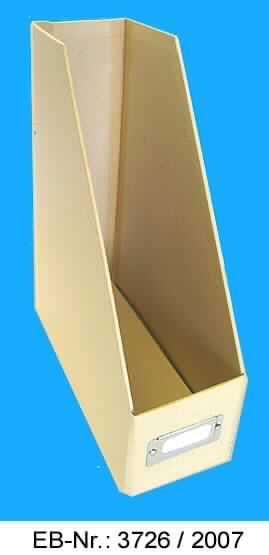 Bei der als "Magazinbox" bezeichneten Ware handelt es sich um einen flachliegenden, noch nicht aufgebauten, hellbraunen Sammelordner aus mit Papier beklebter Pappe (Halbstoff aus Holz). Das Papier ist mit Kunststoff überzogen, wobei die Dicke des Kunststoffüberzugs weniger als die Hälfte der Gesamtdicke des Papiers ausmacht. Die Ware hat aufgestellt eine Größe von etwa 32 x 10 x 27 (H x B x T). An der Stirnseite der Ware ist ein etwa 6,6 x 3,2 cm großer Rahmen aus unedlem Metall mit zwei Nieten befestigt, in dem ein Zuschnitt aus Kartonpapier zum Beschriften eingeschoben ist. Die Magazinbox ist gemeinsam mit einem mit Produktinformationen und einer Aufstellanleitung beidseitig bedruckten Papierzuschnitt in einer klarsichtigen Kunststofffolie verpackt.

Abbildung siehe Anlage.

Derartige Waren gehören als "Pappwaren von der in Büros, Geschäften und dergleichen verwendeten Art" zur Codenummer 4819 6000 00 0 des Elektronischen Zolltarifs.