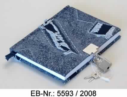 Bei der als "Tagebuch "Jeans" bezeichneten Ware handelt es sich um ein Notizbuch mit einem Einband aus mit Spinnstoffen im Jeans-Design beklebter Pappe (Format etwa 11,5 x 15 cm, gebunden, Umfang 160 Seiten, liniert). Am Buchrücken ist ein blaues Textilband (Breite etwa 1 cm) angebracht, das als Lesezeichen verwendet werden soll. Das Notizbuch lässt sich mittels einer am Einbands angebrachten Verschlussvorrichtung mit Bügeln und Vorhängeschloss aus unedlem Metall verschließen. An der Verschlussvorrichtung sind zwei Schlüssel befestigt. 

Abbildung siehe Anlage.

Derartige Waren gehören als "Tagebücher, ohne Kalendarium, aus Papier und Pappe" zur Codenummer 4820 1090 00 0 des Elektronischen Zolltarifs.