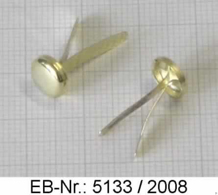 "Musterklammern"; es handelt sich um Klammern aus unedlem Metall, die einen runden "Kopf" und zwei biegsame "Beine" aufweisen.
Die Erzeugnisse dienen zum Verschließen von Versandtaschen, Musterbeuteln oder Ähnlichem. Die Waren sind zu 100 Stück in einer Box aus Kunststoff verpackt (lt. Antragstellerangabe).
Länge: ca. 1,9 cm

Abbildung siehe Anlage.

Derartige Erzeugnisse gehören als "den Briefklammern und Aktenklammern ähnliches Büromaterial" zur Codenummer 8305 9000 00 des Integrierten Zolltarifs der EG (TARIC).