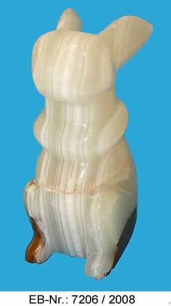 "Lampenstein Onyx-Hase"; es handelt sich um im Wesentlichen aus natürlichen Schmucksteinen (Aragonit/Calcit) gefertigte Erzeugnisse:
- in Form eines aufrecht stehenden stilisierten Hasen,
- mit einer Höhe von ca. 24 cm,
- leicht transparent,
- grün-weiß (gestreift) gefärbt, teilweise mit braunen Einfärbungen versehen,
- mit einem Gewicht von ca. 2850 g,
- mit geschliffener und polierter Oberfläche,
- an der Unterseite 
- - als Stellfläche glatt gearbeitet und mit drei "Füßen" aus Kunststoff ausgestattet,
- - mit einer zylinderförmigen Öffnung (Durchmesser: ca. 4,2 cm, Tiefe: ca. 10 cm) zur 
    Aufnahme z. B. einer Glühlampe mit der entsprechenden elektrischen Ausstattung (nicht
    Gegenstand dieser vZTA) versehen.

Abbildung siehe Anlage.

Derartige Erzeugnisse gehören als "andere Waren aus natürlichen Schmucksteinen" zur Codenummer 7116 2019 00 0 des Elektronischen Zolltarifs.