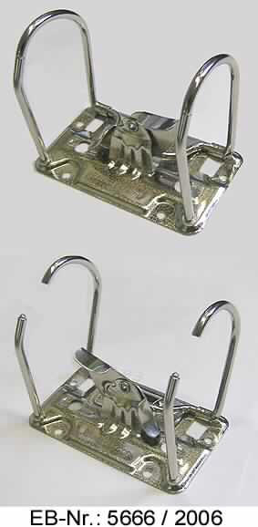 "Ordner-Mechanik"; es handelt sich um Mechaniken zur Fertigstellung von Aktenordnern, bestehend aus einer rechteckigen (Länge x Breite: etwa 9,3 cm x 5,3 cm) Schiene aus Stahlblech, die mit, entsprechend ihrer Verwendung, geformten Lochungen versehen ist. Die Lochungen sind teilweise zu aufgerollten Ösen ausgearbeitet, in die parallel zwei gleichlange gebogene Stahldrähte eingesetzt sind. In der Mitte der Schiene ist ein, von der Oberseite zu betätigender Kipphebel (sog. Wipper) aus speziell geformtem Stahlblech mit Kunststoffrolle eingefasst, der durch Herabdrücken bewirkt, dass die Drähte auseinander gedrückt werden.
- Antragstellerangaben -

Abbildung siehe Anlage.

Derartige Erzeugnisse gehören als "Hebelmechaniken, die zur Ablage von losen Blättern und anderen Unterlagen in Ordnern verwendet werden, aus unedlen Metallen" zur Codenummer 8305 1000 50 0 des Elektronischen Zolltarifs.