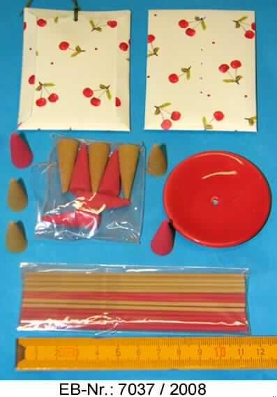 Raumduft Set (zubereitete Räuchermittel u.a.)

Bei der Ware handelt sich um ein Set bestehend aus 12 Räucherkegeln, 24 Räucherstäbchen, einem kleinen roten Räucherteller aus Keramik und 2 Duftsäckchen aus Papier mit getrockneten Pflanzenteilen (Kirschduft), in einer farbigen Pappfaltschachtel mit Blickfenster, Aufschrift (u.a.): "Home Fragance, Duftset Kirsche".

Aussehen und Abmessungen der einzelnen Bestandteile: siehe Abbildung

Die Ware soll zum Desodorieren von Räumen verwendet werden

Es handelt sich  im Sinne des Zolltarifs um eine Warenzusammenstellung in Aufmachung für den Einzelverkauf. Die Räuchermittel (Räucherkegel und Räucherstäbchen) werden als charakterbestimmend angesehen.
Danach handelt es sich im Sinne des Zolltarifs um eine Zubereitung zum Parfümieren oder Desodorieren von Räumen.
