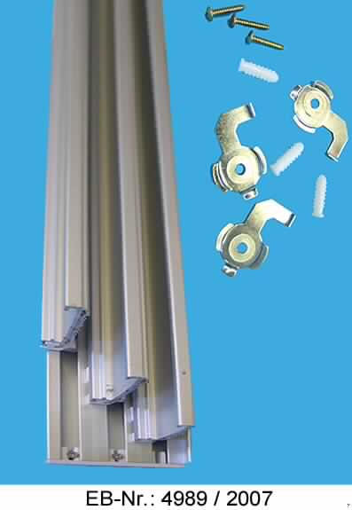 "Flächenvorhangschiene"; das sind i. W. aus Aluminium gefertigte Erzeugnisse aus einer 165 cm langen Schiene mit drei Laufrillen, in die jeweils eine etwa 60 cm lange Schiene mittels Laufrollen aus Kunststoff beweglich eingesetzt ist. Die drei kurzen Schienen sind auf der Rückseite mit Klettband versehen, an dem ein Flächenerzeugnis (nicht Gegenstand der vZTA) zur Verwendung als Vorhang/Gardine befestigt wird. 
Die Erzeugnisse sind zur Befestigung an der Zimmerdecke bestimmt und sind gemeinsam mit einem kleinen Pappkarton mit Montagematerial und einer Montageanleitung in einer Verpackung aus Pappe und Kunststoff für den Einzelverkauf aufgemacht.

Abbildung siehe Anlage.

Derartige Erzeugnisse gehören als "Beschläge (Baubeschläge) aus unedlen Metallen" zur Codenummer 8302 4100 00 0 des Elektronischen Zolltarifs.