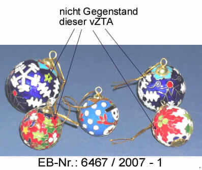 "Weihnachtsartikel aus Kupfer"; es handelt sich im Wesentlichen um kugelförmige Hohlerzeugnisse mit einem Durchmesser von ca. 3,5 cm aus Kupfer (charakterbestimmend). Auf der Oberfläche der Erzeugnisse sind musterbildend (Schneemänner mit Mütze, Schneeflocken und Blumenblüten) Kupferdrähte aufgelötet und deren Zwischenräume verschiedenfarbig emailliert (Cloisonné-Technik). Sie sind mit einer Öse aus Kupfer und einem goldfarbenen Spinnstoffband als Aufhängevorrichtung versehen. 
- Materialangaben laut Antragsteller - 

Die in einer Pappschachtel verpackten Erzeugnisse dienen zum Ausschmücken von Wohnräumen und dergleichen und weisen keinen eindeutigen Bezug zum Weihnachtsfest auf.

Abbildung siehe Anlage. 

Derartige Erzeugnisse gehören als "Ziergegenstände aus Kupfer" zur Codenummer 8306 2910 00 0 des Elektronischen Zolltarifs.