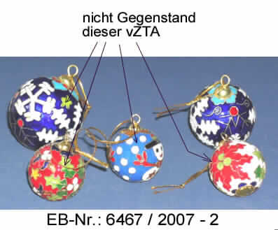 "Weihnachtsartikel aus Kupfer"; es handelt sich im Wesentlichen um kugelförmige Hohlerzeugnisse mit einem Durchmesser von ca. 4,5 cm aus Kupfer (charakterbestimmend). Auf der Oberfläche der Erzeugnisse sind musterbildend (u. a. Eiskristalle und Blumenblüten) Kupferdrähte aufgelötet und deren Zwischenräume verschiedenfarbig emailliert (Cloisonné-Technik). Sie sind mit einer Öse aus Kupfer und einem goldfarbenen Spinnstoffband als Aufhängevorrichtung versehen. 
- Materialangaben laut Antragsteller - 

Die jeweils in einer Pappschachtel verpackten Erzeugnisse dienen zum Ausschmücken von Wohnräumen und dergleichen und weisen keinen eindeutigen Bezug zum Weihnachtsfest auf.

Abbildung siehe Anlage. 

Derartige Erzeugnisse gehören als "Ziergegenstände aus Kupfer" zur Codenummer 8306 2910 00 0 des Elektronischen Zolltarifs.