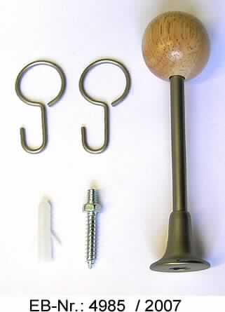 "Raffhalter"; das sind Erzeugnisse aus einem Stahlstab mit einem Durchmesser von etwa 6 mm und einer Länge von etwa 90 mm, an einem Ende mit einem Sockel aus einer Zinklegierung und an dem anderen Ende mit einer Holzkugel (Durchmesser: etwa 28 mm) versehen.
Die Erzeugnisse dienen nach Befestigung an der Wand zum seitlichen Raffen und Halten von Gardinen.
Ein Erzeugnis ist gemeinsam mit einem Kunststofftütchen mit einer Schraube und einem Kunststoffdübel für die Wandmontage sowie mit zwei Stahlhaken zum Halten einer Gardine in einer Blisterverpackung für den Einzelverkauf aufgemacht.

Abbildung siehe Anlage.

Derartige Erzeugnisse gehören als "Beschläge (Baubeschläge) aus unedlen Metallen" zur Codenummer 8302 4100 00 0 des Elektronischen Zolltarifs.