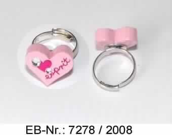 "Ring"; es handelt sich um Fingerringe, bestehend aus einer in der Größe verstellbaren Ringschiene aus unedlem Metall, einem Ringkopf aus unedlem Metall und einer Ringplatte in Form eines stilisierten, mit zwei fassettierten Kunststoffsteinen besetzten Herzens aus bemaltem Holz.
(Materialangaben laut Antragsteller)

Bei den aus verschiedenen Stoffen zusammengesetzten Erzeugnissen ist ein charakterbestimmender Stoff nicht ermittelbar. Sie sind somit in die zuletzt genannte der in Betracht kommenden Unterpositionen einzureihen.  
 
Die Ringe sind auf einem bunt bedruckten Kunststoffetikett mit Aufhängemöglichkeit befestigt.

Abbildung siehe Anlage.

Derartige Erzeugnisse gehören als "anderer Fantasieschmuck" zur Codenummer 7117 9000 00 0 des Elektronischen Zolltarifs.