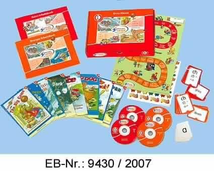 Bei dem als "Lernset `Verrückt nach lesen´, für Kinder im Alter von 6 bis 7 Jahren" bezeichneten Erzeugnis handelt es sich nach dem vorliegenden Warenmuster und nach den ergänzenden Angaben der Antragstellerin um eine in einer farbig bedruckten Pappschachtel und in einem mit Produktinformationen farbig bedruckten Umkarton aus Pappe mit Kunststofftragegriff für den Einzelverkauf aufgemachte Zusammenstellung der nachfolgend beschriebenen Waren: 

1. Zwei mit englischen Wörtern, deutschem und englischem Text sowie mit Illustrationen farbig bedruckte, broschierte "Arbeitsbücher" (Format etwa 28 x 21,5 cm, Umfang 64 und 76 Seiten, Klebeheftung). Sie enthalten Übungen, die zusammen mit den unter 2. beschriebenen CDs gemacht werden sollen sowie Tipps und Anleitungen für Eltern zur Verwendung der Arbeitsbücher. 

2. Vier jeweils in einer klarsichtigen Kunststoffhülle verpackte, moderierend durch das Lernset führende Audio-CDs. Sie enthalten die Arbeitsanleitungen zur Verwendung des Lernsets sowie Übungen, die mit Hilfe des Arbeitsbuches und den unter 3. beschriebenen Karten erarbeitet werden sollen. 

3. Fünf in klarsichtige Kunststofffolie eingeschweißte Päckchen mit 10, 11, 13 (2x) bzw. 26 an den Ecken abgerundeten und zum Teil mit einer Lochung im oberen Randbereich versehene Karten aus Pappe (Abmessungen etwa 9 x 6,4 cm), sog. "Flash-Cards", "Helferwort-Karten" und "Wortspiel-Karten". Sie sind beidseitig mit Buchstaben, Buchstabenlauten, einzelnen englischen Wörtern, den Kartenbezeichnungen ("Helper Words", "Word Play") und zum Teil Symbolen bedruckt. Die Karten dienen der Wissensvermittlung und Übung. Sie sollen nach entsprechenden Anweisungen in den unter 2. beschriebenen Waren angewendet werden.

4. Acht, von 15 bis 22 durchnummerierte, mit englischem Text und Illustrationen farbig bedruckte, broschierte "Lesebücher" (sog. HOP-Bücher, Format etwa 15,2 x 22,8 cm, Umfang 20 bzw. 28 Seiten -je 4x-, Klammerheftung). Sie beinhalten fortlaufend erzählte Geschichten und dienen als ergänzende Leseübungen.

5. Ein mit Abbildungen und Text in deutscher Sprache farbig bedrucktes, broschiertes "Handbuch für Eltern" (Format etwa 15,2 x 22,7 cm, Umfang 8 Seiten, Klammerheftung). Es enthält Informationen, Tipps, Anregungen und Anleitungen für Eltern zum didaktischen und methodischen Konzept und zum Umgang mit dem Lernset.

6. Ein einseitig mit Illustrationen und schlagwortartigem Text in der Art eines Spielplans farbig bedruckter Papierbogen, sog. "Fortschritts-Poster" (Format etwa 28 x 43,5 cm). Es ist an den entsprechend ausgewiesenen Stellen durch das Aufkleben von Stickern, die Lernfortschritte dokumentieren sollen, zu ergänzen.

7. Ein mit 73 Motiven (Sterne und Schriftbanner) farbig bedruckter, den Umrisslinien der Aufdrucke entsprechend zum Heraustrennen vorgestanzter Papierbogen ( Format etwa 20,2 x 25,4 cm), der auf der Rückseite mit einer Selbstklebeschicht versehen und auf ein Trägerpapier aufgebracht ist. Die einzelnen Aufkleber sind dazu bestimmt, auf entsprechende Felder des unter 6. beschriebenen Posters geklebt zu werden, um Lernfortschritte zu dokumentieren. 

8. Sechs weiße, an einer Stelle offene, mittels einer Verschlussvorrichtung verschließbare Kunststoffringe (Durchmesser innen etwa 2 cm) zur Aufnahme der unter 3. beschriebenen, gelochten Karten. Sie sind in eine klarsichtige Kunststofffolie eingeschweißt. 

Die einzelnen Bestandteile des Sets sind inhaltlich aufeinander abgestimmt und bauen aufeinander auf. Die Zusammenstellung soll Kindern im Alter von 6 bis 7 Jahren (1. Klasse) die Grundlagen, die sie für ein für ein sicheres Englischlesen benötigen, vermitteln.

Abbildung siehe Anlage.

Derartige Warenzusammenstellungen gehören als "durch Text charakterisierte, zum Lesen bestimmte Broschüren" zur Unterposition 4901 9900 der Kombinierten Nomenklatur, da ihr Charakter aufgrund des Wertes und der Menge durch die unter 1., 4. und 5. beschriebenen Druckerzeugnisse bestimmt wird.