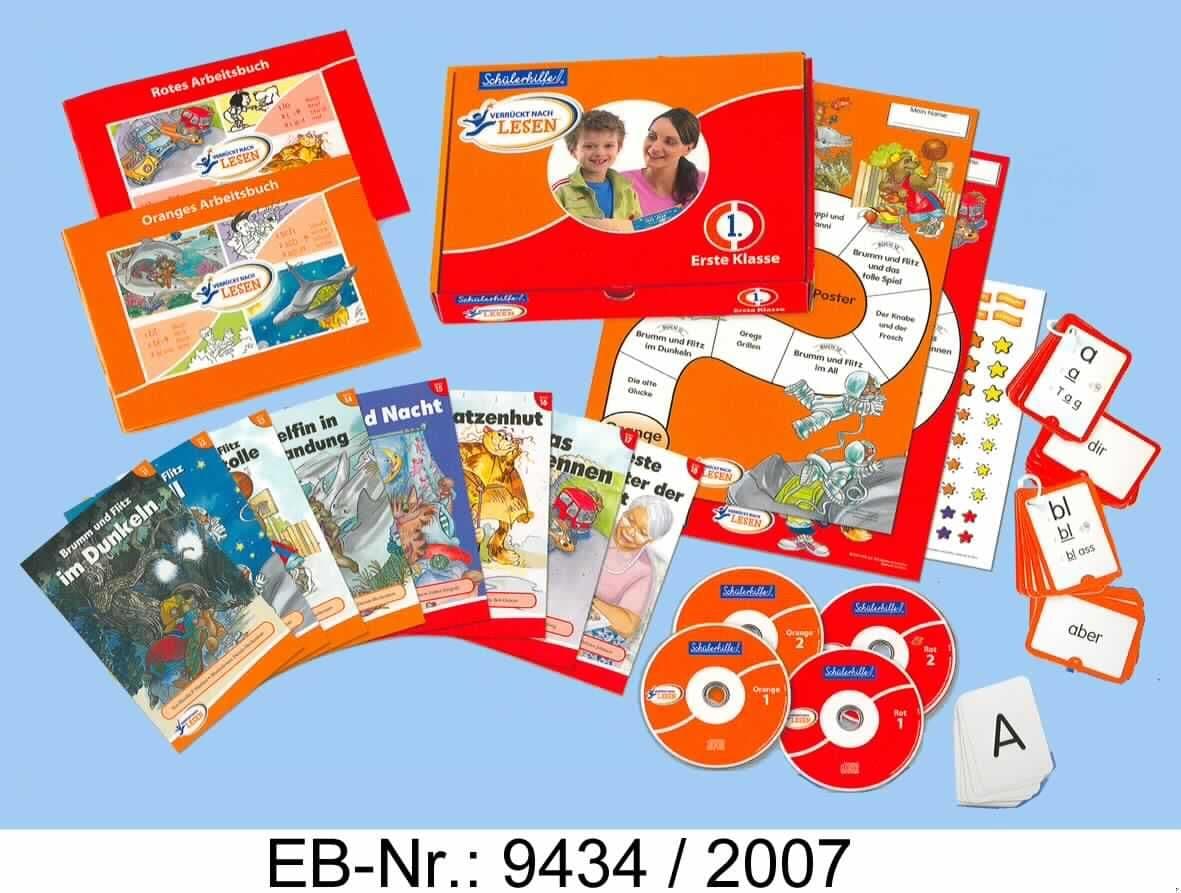Bei dem als "Lernset `Verrückt nach lesen´, für Kinder im Alter von 6 bis 7 Jahren" bezeichneten Erzeugnis handelt es sich nach dem vorliegenden Warenmuster und nach den ergänzenden Angaben der Antragstellerin um eine in einer farbig bedruckten Pappschachtel und in einem mit Produktinformationen farbig bedruckten Umkarton aus Pappe mit Kunststofftragegriff für den Einzelverkauf aufgemachte Zusammenstellung der nachfolgend beschriebenen Waren:

1. Zwei mit einzelnen Wörtern, Text, Linien und Rahmen zum handschriftlichen Eintragen/Malen und Illustrationen farbig bedruckte, broschierte "Arbeitsbücher" (Format etwa 28 x 21,5 cm, Umfang jeweils 76 Seiten, Klebeheftung). Sie enthalten Übungen, die zusammen mit den unter 2. beschriebenen CDs gemacht werden sollen sowie Tipps und Anleitungen für Eltern zur Verwendung der Arbeitsbücher.

2. Vier jeweils in einer klarsichtigen Kunststoffhülle verpackte, moderierend durch das Lernset führende Audio-CDs. Sie enthalten die Arbeitsanleitungen zur Verwendung des Lernsets sowie Übungen, die mit Hilfe des Arbeitsbuches und den unter 3. beschriebenen Karten erarbeitet werden sollen.

3. Fünf in klarsichtige Kunststofffolie eingeschweißte Päckchen mit 11, 13, 19, 20  bzw. 30 an den Ecken abgerundeten und zum Teil mit einer Lochung im oberen Randbereich versehene Karten aus Pappe (Abmessungen etwa 9 x 6,4 cm), sog. "Zeigekarten", "Helferwort-Karten" und "Wörterspiel-Karten". Sie sind beidseitig mit Buchstaben, einzelnen Wörtern, den Kartenbezeichnungen ("Helferwörter", "Wörterspiel") und zum Teil Symbolen bedruckt. Die Karten dienen der Wissensvermittlung und Übung. Sie sollen nach entsprechenden Anweisungen in den unter 2. beschriebenen Waren angewendet werden. 

4. Acht, von 11 bis 18 durchnummerierte, mit Text und Illustrationen farbig bedruckte, broschierte "Geschichtenbücher " (Format etwa 15,2 x 22,8 cm, Umfang 20 bzw. 28 Seiten (je 4x), Klammerheftung). Sie beinhalten fortlaufend erzählte Geschichten und dienen als ergänzende Leseübungen.

5. Ein mit Text und Abbildungen farbig bedrucktes, broschiertes "Handbuch für Eltern" (Format etwa 15,2 x 22,7 cm, Umfang 8 Seiten, Klammerheftung). Es enthält Informationen, Tipps, Anregungen und Anleitungen für Eltern zum didaktischen und methodischen Konzept und zum Umgang mit dem Lernset.

6. Zwei einseitig mit Illustrationen und schlagwortartigem Text in der Art eines Spielplans farbig bedruckter Papierbogen, sog. "Fortschritts-Poster" (Format etwa 28 x 43,5 cm). Sie sind an den entsprechend ausgewiesenen Stellen durch das Aufkleben von Stickern, die Lernfortschritte dokumentieren sollen, zu ergänzen.

7. Ein mit 75 Motiven (Sterne und Schriftbanner) farbig bedruckter, den Umrisslinien der Aufdrucke entsprechend zum Heraustrennen vorgestanzter Papierbogen ( Format etwa 20,2 x 25,4 cm), der auf der Rückseite mit einer Selbstklebeschicht versehen und auf ein Trägerpapier aufgebracht ist. Die einzelnen Aufkleber sind dazu bestimmt, auf entsprechende Felder der unter 6. beschriebenen Poster geklebt zu werden, um Lernfortschritte zu dokumentieren. 

8. Sechs weiße, an einer Stelle offene, mittels einer Verschlussvorrichtung verschließbare Kunststoffringe (Durchmesser innen etwa 2 cm) zur Aufnahme der unter 5. beschriebenen, gelochten Karten. Sie sind in eine klarsichtige Kunststofffolie eingeschweißt.

Die einzelnen Bestandteile des Sets sind inhaltlich aufeinander abgestimmt und bauen aufeinander auf. Die Zusammenstellung soll Kindern im Alter von 6 bis 7 Jahren (1. Klasse) die Fähigkeiten, die sie zum Lesenlernen benötigen, vermitteln. 

Abbildung siehe Anlage.

Derartige Warenzusammenstellungen gehören als "durch Text charakterisierte, zum Lesen bestimmte Broschüren" zur Unterposition 4901 9900 der Kombinierten Nomenklatur, da ihr Charakter aufgrund des Wertes und der Menge durch die unter 1., 4. und 5. beschriebenen Druckerzeugnisse bestimmt wird.