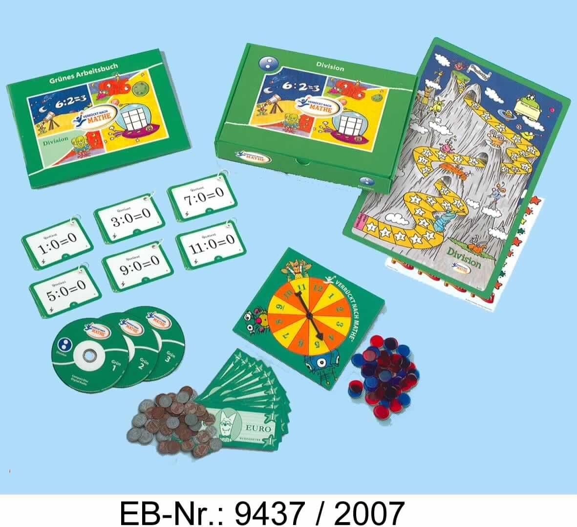 Bei dem als " Lernset `Verrückt nach Mathe´, für Kinder im Alter von 9 bis 10 Jahren" bezeichneten Erzeugnis handelt es sich nach dem vorliegenden Warenmuster und nach den ergänzenden Angaben der Antragstellerin um eine in einer farbig bedruckten Pappschachtel und in einem mit Produktinformationen farbig bedruckten Umkarton aus Pappe mit Kunststofftragegriff für den Einzelverkauf aufgemachte Zusammenstellung der nachfolgend beschriebenen Waren:

1. Ein mit Text, Rechenaufgaben und Illustrationen farbig bedrucktes, broschiertes "Arbeitsbuch" (Format etwa 28 x 21,5 cm, Umfang 100 Seiten, Klammerheftung). Sie enthalten Informationen, Übungsaufgaben und Anleitungen für Lernspiele zur Division.

2. Drei jeweils in einer klarsichtigen Kunststoffhülle verpackte, moderierend durch das Lernset führende Audio-CDs. Sie enthalten Arbeitsanleitungen sowie Übungen, die zum Teil mit Hilfe des Arbeitsbuches und den unter 3. beschriebenen Karten gemacht werden sollen.

3. Sechs in klarsichtige Kunststofffolie eingeschweißte Päckchen mit je 24 an den Ecken abgerundete und mit einer Lochung im oberen Randbereich versehene Karten aus Pappe (Abmessungen etwa 9 x 6,4 cm), sog. "Flash-Cards". Sie sind beidseitig jeweils mit einer Divisionsaufgabe mit Lösung bedruckt. Sie sollen nach entsprechenden Anweisungen in den unter 1. und 2. beschriebenen Waren angewendet werden.

4. Ein mit Text und Abbildungen farbig bedrucktes, broschiertes "Handbuch für Eltern" (Format etwa 15,2 x 22,7 cm, Umfang 12 Seiten. Es enthält Informationen, Tipps, Anregungen und Anleitungen für Eltern zum didaktischen und methodischen Konzept und zum Umgang mit dem Lernset. Zudem sind die Lösungen einiger Aufgaben aus dem Arbeitsbuch abgedruckt.

5. Ein einseitig mit Illustrationen, Zahlen und schlagwortartigem Text in der Art eines Spielplans farbig bedruckter Papierbogen, sog. "Fortschritts-Poster" (Format etwa 28 x 43,5 cm). Es ist an den entsprechend ausgewiesenen Stellen durch das Aufkleben von Stickern, die Lernfortschritte dokumentieren sollen, zu ergänzen. 

6. Ein mit 75 Motiven (Sterne und Schriftbanner) farbig bedruckter, den Umrisslinien der Aufdrucke entsprechend zum Heraustrennen vorgestanzter Papierbogen (Format etwa 20,2 x 25,4 cm), der auf der Rückseite mit einer Selbstklebeschicht versehen und auf ein Trägerpapier aufgebracht ist. Die einzelnen Aufkleber sind dazu bestimmt, auf entsprechende Felder des unter 5. beschriebenen Posters geklebt zu werden, um Lernfortschritte zu dokumentieren.

7. Ein klarsichtiger Kunststofffolienzuschnitt (Format etwa 28 x 21,5 cm). Er soll auf die Übungsseiten des Arbeitsbuches gelegt werden und mit den Rechenergebnissen beschrieben werden.

8. Ein Filzstift mit abwaschbarer schwarzer Schreibflüssigkeit. Mit ihm sollen Rechenergebnisse auf die unter 7. beschriebene Folie geschrieben werden. 

9. Ein einseitig im Wesentlichen mit einem Kreis und den Zahlen 1 bis 12 farbig bedruckter Pappzuschnitt (Format etwa 15,1 x 15,1 cm), der mittig mit einem drehbaren Zeiger aus Kunststoff versehen ist, sog. "Drehscheibe".

10. Je 30 rote und blaue Kunststoffscheiben (Durchmesser etwa 1,8 cm), sog. "Chips". Sie sind in eine klarsichtige Kunststofffolie eingeschweißt.

11. Vierzig braune und fünfundzwanzig graue, in eine klarsichtig Kunststofffolie eingeschweißte Kunststoffmünzen (Durchmesser etwa 2 cm) mit einer eingeprägten 1 bzw. 10. 

12. Zehn etwa 14 x 5,7 cm große, einseitig bedruckte Spielgeldscheine aus Papier mit einem aufgedruckten Wert von 1 Euro. 

13. Zwei Beutel aus klarsichtigem Kunststoff mit Zippverschluss (Abmessungen etwa 14,2 x 17,9 cm), sog. "Aufbewahrungsbeutel". In ihnen sollen die unter 10. und 11. beschriebenen Waren aufbewahrt werden.

14. Sechs weiße, an einer Stelle offene, mittels einer Verschlussvorrichtung verschließbare Kunststoffringe (Durchmesser etwa 2 cm) zur Aufnahme der unter 3. beschriebenen, gelochten Karten. Sie sind in eine klarsichtige Kunststofffolie eingeschweißt.

Die unter 9. bis 12. beschriebenen Waren werden zur Durchführung der in dem Arbeitsbuch aufgeführten Rechenaufgaben und Lernspiele benötigt.

Die einzelnen Bestandteile des Sets sind aufeinander abgestimmt. Die Zusammenstellung soll Kindern im Alter von 9 bis 10 Jahren die Grundlagen der Division vermitteln.

Abbildung siehe Anlage.

Derartige Warenzusammenstellungen gehören als "andere Drucke" zur Unterposition 4911 9900 der Kombinierten Nomenklatur, da ihr Charakter aufgrund des Wertes durch die unter 3., 5., 6. und 9. beschriebenen, mit schlagwortartigen Texten bedruckten Erzeugnisse bestimmt wird.