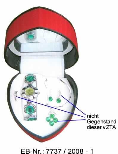 Es handelt sich um Armbanduhren, elektrisch betrieben (Batterie), im Wesentlichen bestehend aus
-  einem Gehäuse aus unedlem Metall in Form einer stilisierten Blüte,
- - mit einem Durchmesser von ca. 2,5 cm und einer Dicke von ca. 0,8 cm,
- - innen mit einem Uhrwerk ausgestattet, dessen Zeiteinteilung über einen Schwingquarz erfolgt, 
- - mit einer mechanischen Anzeige (Stunden-, Minuten- und Sekundenzeiger),
- - an der rechten Seite mit einer Krone zum Einstellen der Uhrzeit und 
- einem an dem Uhrengehäuse befestigten Gliederarmband aus unedlem Metall,
- - teilweise mit fassettierten Kunststoffsteinen besetzt,
- - mit einem Verschluss aus unedlem Metall.
(Materialangaben laut Antragsteller)

Die Erzeugnisse sind gemeinsam mit einer Halskette, einem Fingerring und einem Paar Ohrringen (alle nicht Gegenstand dieser vZTA) in einer herzförmigen Schmuckdose mit integriertem Spiegel verpackt. 

Eine Einreihung als Warenzusammenstellung im Sinne der AV 3 b) kommt nicht in Betracht, da die Waren weder zur Befriedigung eines speziellen Bedarfs noch zur Ausübung einer bestimmten Tätigkeit zusammengestellt sind. 

Abbildung siehe Anlage.

Derartige Erzeugnisse gehören als "Armbanduhren, ausgenommen Uhren der Position 9101, elektrisch betrieben, nur mit mechanischer Anzeige" zur Codenummer 9102 1100 00 0 des Elektronischen Zolltarifs.