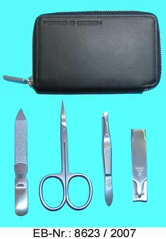 "Maniküre-Etui"; es handelt sich um Zusammenstellungen für die Hand- und Fußpflege, bestehend aus einer Pinzette, einer Nagelschere, einer Nagelfeile und einem Nagelknipser, jeweils mit arbeitendem Teil aus unedlem Metall (Stahl).
Die Erzeugnisse befinden sich in einem Etui, das im Wesentlichen aus Leder besteht.
- Antragstellerangaben -
Das Etui ist gemeinsam mit einer Garantiekarte und einem Werbedruck (beide nicht Gegenstand dieser vZTA) in einem Karton aus Pappe verpackt.

Abbildung siehe Anlage.

Derartige Erzeugnisse gehören als "Zusammenstellungen, für die Hand- und Fußpflege (einschließlich Nagelfeilen) zur Codenummer 8214 2000 00 des Integrierten Zolltarifs der EG (TARIC).