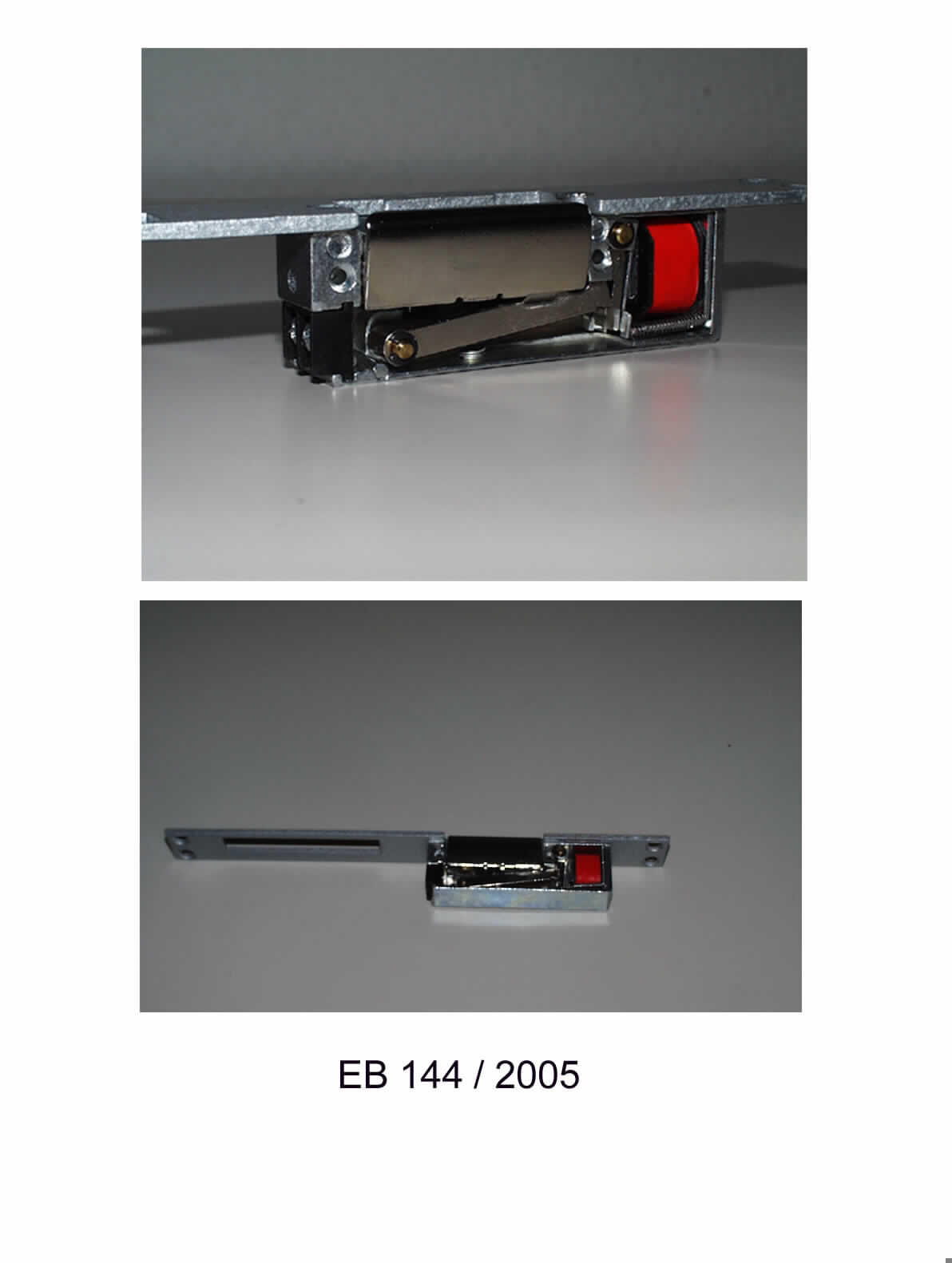 "Türöffner"; das sind elektrische Türöffner zum Einbau in Gebäudetüren, bestehend aus einem offenen Kasten aus Stahlblech (B x H x T: 20 x 90 x 28 mm), mit eingesetzter Falle aus anderen unedlen Metallen (Fallenlänge 44 mm) und angeschraubtem Schließblech aus Stahl (L x B x T: 250 x 25 x 3 mm). In dem Kasten befindet sich ein Elektromagnet mit Verkabelung sowie ein gefederter Schließmechanismus aus unedlen Metallen. Beim Betätigen des Türöffners wird ein elektrischer Impuls an den Elektromagneten weitergeleitet, der ein mechanisches Entriegeln des Türschlosses bewirkt. Der Kasten ist mit einer Abdeckung aus Kunststoff verschlossen.
Die Türöffner sind einzeln in einem bedruckten Pappkarton für den Einzelverkauf verpackt.

Abbildung siehe Anlage.

Derartige Erzeugnisse gehören als "Beschläge für Türen (Baubeschläge) aus unedlen Metallen" zur Codenummer 8302 4100 00 0 des Elektronischen Zolltarifs.