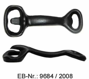 "Ersatz-Serviergriff"; es handelt sich um aus Gusseisen (lt. Antragstellerangabe) hergestellte Erzeugnisse mit einem leicht gebogenen, etwa 6 cm langen und maximal etwa 2 cm breiten Mittelstück. Das eine Ende ist zu einem Kapselheber für Kronkorken ausgearbeitet. Das andere Ende hat die Form eines rechteckigen Rahmens mit abgerundeten Ecken und ist mit einer "Nase" versehen. Die Erzeugnisse werden in sog. Servierpfannen (nicht Gegenstand dieser vZTA) eingehängt und dienen als Handgriffe. 
Gesamtlänge: etwa 13 cm
Die Erzeugnisse sind in einem Polybeutel verpackt. 

Abbildung siehe Anlage.

Derartige Erzeugnisse gehören als "Teile von Haushaltsartikel, aus Gusseisen, nicht emailliert" zur Codenummer 7323 9100 00 des Integrierten Zolltarifs der EG (TARIC).