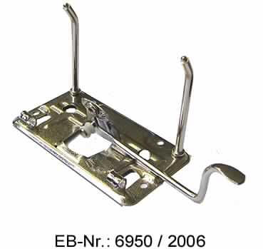 Es handelt sich um unvollständige Mechaniken zur Fertigstellung von Aktenordnern, bestehend aus einer rechteckigen Schiene (Länge x Breite: etwa 9,5 cm x 5 cm) aus Stahlblech, die mit, entsprechend ihrer Verwendung, geformten Lochungen versehen ist. Die Lochungen sind teilweise zu aufgerollten Ösen ausgearbeitet. Gegenüberliegend sind zwei am Ende leicht gekrümmte Stahldrähte (Höhe: etwa 6 cm) senkrecht auf der Schiene befestigt. In der Mitte der Schiene ist ein, von der Oberseite zu betätigender Kipphebel aus Stahldraht mit Kunststoffrolle eingefasst, der durch Hochdrücken bewirkt, dass der in den aufgerollten Ösen befestigte, vervollständigte Draht (nicht Gegenstand der vZTA) beweglich ist.

Abbildung siehe Anlage.

Derartige Erzeugnisse gehören als "Mechaniken für Aktenordner aus unedlen Metallen  [Hebelmechaniken, die zur Ablage von losen Blättern und anderen Unterlagen in Ordnern verwendet werden, bestehend aus (normalerweise zwei) kräftigen Metallbogen, die auf einer Platte befestigt sind, wo sich zum Öffnen mindestens ein Druckmechanismus befindet, der das Einfügen von Blättern und anderen Unterlagen ermöglicht]" zur Codenummer 8305 1000 50 0 des Elektronischen Zolltarifs.