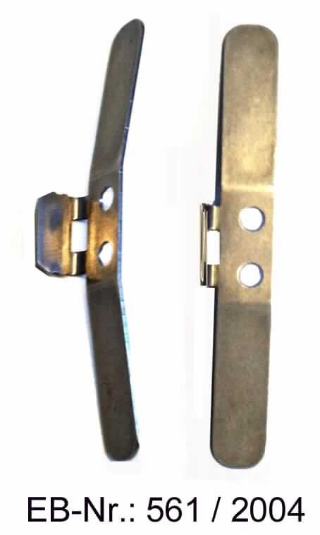 "Leaf Spring, Blattfeder"; es handelt sich um kaltgeformte,  flache, einlagige, bogenförmig vorgespannte Erzeugnisse mit "Nase" und abgerundeten Ecken, aus Stahl (Federstahl lt. Antragsteller).
Die Federn sind mittig mit zwei Bohrungen (Durchmesser etwa 4 mm) versehen zu denen parallel eine um 90° gebogene, in etwa rechteckförmige, Metallnase steht.
Die Blattfedern werden in Lkw`s zwischen Fahrzeugchassis und Elektrikbox als Stabilisierungs- und Absorbtionselement eingebaut.

Abmessungen : Länge etwa 80 mm, Breite etwa 10 mm (ohne Metallnase)

Abbildung siehe Anlage.

Derartige Erzeugnisse gehören als "Blattfedern aus Stahl" zur Codenummer 7320 1090 90 0 des Elektronischen Zolltarifs.