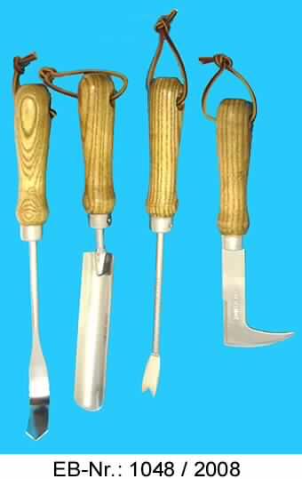"Unkrautstecherset"; es handelt sich um Zusammenstellungen bestehend aus vier, von Hand zu führenden Kleinwerkzeugen (Länge zwischen ca. 25 und 32 cm) mit Griffen aus Holz, zum Bearbeiten von kleinen Beet- oder Gartenanlagen, bestehend aus:
- einem Fugenmesser,
- einem Löwenzahnstecher, 
- einem Unkrautjäter und 
- einer Schaufel mit einem schmalen, abgerundeten Schaufelblatt. 

Die Erzeugnisse haben einen arbeitenden Teil aus nicht rostendem Stahl (lt. Antragstellerangabe) und an dem Griff ist ein Band aus Leder befestigt. 
Die Waren sind gemeinsam in einem bedruckten Karton für den Einzelverkauf aufgemacht.

Abbildung siehe Anlage.

Derartige Erzeugnisse gehören als "andere Handwerkzeuge für den Gartenbau, aus unedlen Metallen" zur Codenummer 8201 9000 00 des Integrierten Zolltarifs der EG (TARIC).