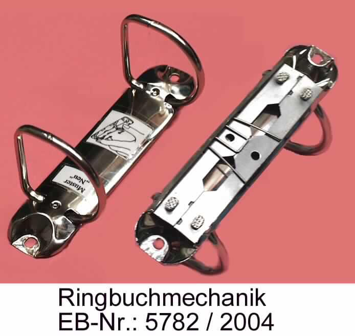 "Ringbuchmechaniken"; es handelt sich um Mechaniken zur Fertigung von Ringbüchern, bestehend aus zwei etwa 10 cm langen Schienen aus Stahlblech, deren Längsseiten jeweils zwei trapezförmige Ausschnitte aufweisen, mit jeweils zwei darauf angebrachten, halbringähnlichen "Armen" aus Stahldraht. Die zusammengedrückten Arme bilden ein etwa D-förmiges Profil.
Die Erzeugnisse werden durch eine annähernd rechteckige Abdeckung aus Stahlblech, die an den Ecken abgerundet, abgeflacht und zu Befestigungsösen ausgearbeitet ist, zusammengehalten.
Die Mechaniken werden durch Zusammendrücken von zwei Halbringen und den dadurch entstehenden Druck auf eine Sprungfeder aus Stahldraht, unterhalb der Ringbuchmechanik, geöffnet.     

Abbildung siehe Anlage.

Derartige Waren gehören als "Mechaniken für Aktenordner, aus unedlen Metallen" zur Codenummer 8305 1000 90 des Integrierten Zolltarifs der EG (TARIC).