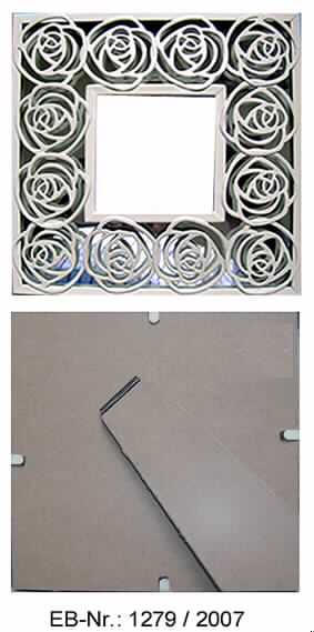"Fotorahmen"; es handelt sich um Bilderrahmen aus Stahl (Gesamtgröße 17 x 17 cm, lt. Antragstellerangabe) mit einem mit ornamentartig stilisierten Rosen verzierten Rand, der mit einem Spiegel hinterlegt ist, für Fotos oder Bilder mit dem Format 3'' x 3'' (lt. Antragstellerangabe). 
In dem Rahmenausschnitt befinden sich ein Papierzuschnitt und eine Glasplatte zum Schutz des Fotos oder Bildes. 
Die jeweilige Rückwand mit ausklappbarem Ständer ist aus einem Zuschnitt aus Pappe gefertigt.

Abbildung siehe Anlage.

Derartige Erzeugnisse gehören als "Rahmen für Fotografien, Bilder oder dergleichen" in die Codenummer 8306 3000 00 0 des Elektronischen Zolltarifs.