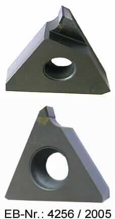 "Wendeschneidplatten"; das sind dreieckig geformte, mittig gelochte, ungefasste Schneidplatten für auswechselbare Werkzeuge aus Hartmetall (sog. Wolfram-Carbide-Legierung) mit einem Schneidteil aus agglomeriertem Diamant, das jeweils an einer Ecke der Schneidplatten, welche etwa auf die Hälfte der Dicke schräg reduziert ist, durch Löten aufgebracht ist, lt. Antragstellerangaben.
Die Erzeugnisse werden als arbeitender Teil von Drehwerkzeugen zur Bearbeitung von Metallen verwendet. Dafür werden sie über ein Klemmspannsystem im Plattensitz des Werkzeughalters positioniert und fixiert.
Abbildung siehe Anlage.

Derartige Erzeugnisse gehören als "unvollständige auswechselbare Werkzeuge (Drehwerkzeuge) zur Verwendung in Werkzeugmaschinen, für die Metallbearbeitung, mit arbeitendem Teil aus agglomeriertem Diamant" zur Codenummer 8207 8019 00 0 des Elektronischen Zolltarifs.