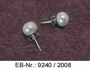 Es handelt sich um Ohrstecker mit einer annähernd runden Zuchtperle (lt. Antragstellerangabe), befestigt auf einer kleinen, runden Schüssel (sog. Perlschüssel) mit einem Stift mit einem aufgesteckten Schmetterlingsverschluss, jeweils aus einer Silberlegierung (925 Sterling Silber).

Die Erzeugnisse sind paarweise in einer aufklappbaren Schmuckschachtel mit einem für die Aufnahme von Ohrringen geformten und in das Bodenteil eingearbeiteten Einsatz verpackt. 

Abbildung siehe Anlage.

Derartige Erzeugnisse gehören als "Waren aus Zuchtperlen" zur Codenummer 7116 1000 00 des Integrierten Zolltarifs der EG (TARIC).