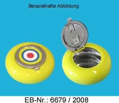 "Reise-Aschenbecher"; es handelt sich um etwa 2,5 cm hohe, runde Erzeugnisse (Durchmesser: etwa 6 cm) aus verzinnten Stahlblech (Weißblech, anderer als nicht rostender Stahl) mit einem aufklappbaren Deckel. Die auf der Außenseite farbig lackierten Erzeugnisse werden als mobile Aschenbecher für den Taschengebrauch verwendet. 
-Materialangabe lt. Antragsteller-

Abbildung siehe Anlage.

Derartige Erzeugnisse gehören als "andere Waren aus Stahl (den Tabakdosen ähnliche Gegenstände für den Taschengebrauch) " zur Codenummer 7326 9010 00 0 des Elektronischen Zolltarifs.
