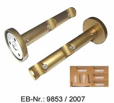 "Auflage-Doppelträger"; das sind i. W. aus einer Aluminiumlegierung und aus Stahl gefertigte, messingfarben lackierte Erzeugnisse aus einem runden Sockel und einer daran befestigten etwa 12 cm langen Stange mit zwei Einkerbungen. Der Sockel ist mit drei Bohrungen zur Befestigung an der Wand versehen, die Einkerbungen sind seitlich je mit einem Pin aus Kunststoff oder Kautschuk zum Fixieren einer hineingelegten Gardinenstange ausgestattet.
Die Erzeugnisse dienen als Träger für Gardinenstangen.
Zwei Erzeugnisse sind gemeinsam mit einem Kunststofftütchen mit einem Inbusschlüssel, sechs Schrauben und sechs Kunststoffdübeln für die Wandmontage in einer Blisterverpackung für den Einzelverkauf aufgemacht.

Abbildung siehe Anlage.

Derartige Erzeugnisse gehören als "Beschläge (Baubeschläge) aus unedlen Metallen" zur Codenummer 8302 4100 00 0 des Elektronischen Zolltarifs.