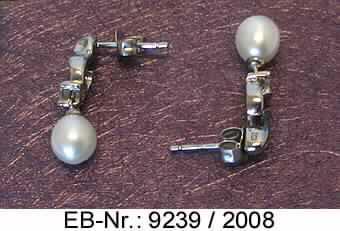 Es handelt sich um aus einer Silberlegierung (925er) gefertigten Ohrschmuck mit Schmetterlingsverschluss und einem Stift mit einem daran befestigten, annähernd hakenförmigen Element, das am unteren Ende zu einer Fassung ausgearbeitet ist. In der Fassung befindet sich ein facettenhaft geschliffener, synthetischer Schmuckstein (Zirkonia, lt. Antragstellerangabe). An der Fassung ist mittels einer Öse eine Perlschüssel mit einer Zuchtperle (lt. Antragstellerangabe) befestigt. 

Die Erzeugnisse sind paarweise in einer aufklappbaren Schmuckschachtel mit einem für die Aufnahme von Ohrringen geformten und in das Bodenteil eingearbeiteten Einsatz verpackt.

Abbildung siehe Anlage.

Derartige Erzeugnisse gehören als "Schmuckwaren aus Edelmetallen (Silber)" zur Codenummer 7113 1100 00 des Integrierten Zolltarifs der EG (TARIC).