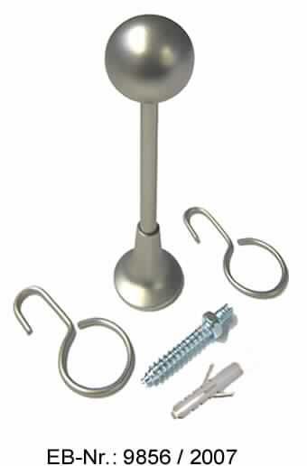 "Raffhalter"; das sind Erzeugnisse aus einem Stahlstab mit einem Durchmesser von etwa 6 mm und einer Länge von etwa 9 cm, an einem Ende mit einem Sockel aus einer Zinklegierung und an dem anderen Ende mit einer Kugel aus einer Aluminiumlegierung (Durchmesser: etwa 2,8 cm) versehen.
Die Erzeugnisse dienen nach Befestigung an der Wand zum seitlichen Raffen und Halten von Gardinen.
Ein Erzeugnis ist gemeinsam mit einem Kunststofftütchen mit einer Schraube und einem Kunststoffdübel für die Wandmontage sowie mit zwei Stahlhaken zum Halten einer Gardine in einer Blisterverpackung für den Einzelverkauf aufgemacht.

Abbildung siehe Anlage.

Derartige Erzeugnisse gehören als "Beschläge (Baubeschläge) aus unedlen Metallen" zur Codenummer 8302 4100 00 0 des Elektronischen Zolltarifs.
