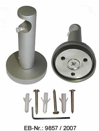 "Auflage-Träger"; das sind i. W. aus einer Aluminiumlegierung und aus Stahl gefertigte Erzeugnisse aus einem runden Sockel und einer daran befestigten etwa 7 cm langen Stange mit einer Einkerbung. Der Sockel ist mit drei Bohrungen zur Befestigung an der Wand versehen, die Einkerbung ist seitlich mit einem Pin aus Kunststoff oder Kautschuk zum Fixieren einer hineingelegten Gardinenstange ausgestattet und die Stange ist mit einer Feststellschraube aus Stahl versehen.
Die Erzeugnisse dienen als Träger für Gardinenstangen.
Ein Erzeugnis ist gemeinsam mit einem Kunststofftütchen mit einem Inbusschlüssel, drei Schrauben und drei Kunststoffdübeln für die Wandmontage in einer Blisterverpackung für den Einzelverkauf aufgemacht.

Abbildung siehe Anlage.

Derartige Erzeugnisse gehören als "Beschläge (Baubeschläge) aus unedlen Metallen" zur Codenummer 8302 4100 00 0 des Elektronischen Zolltarifs.
