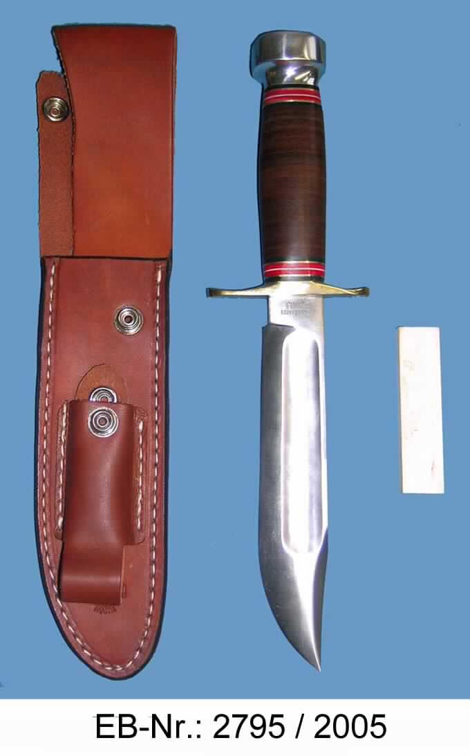 "Kampfmesser"; es handelt sich um Warenzusammenstellungen, bestehend aus einem Stoßmesser mit einer Gesamtlänge von 30,6 cm, einer Lederscheide Länge max. etwa 32 cm und einem Schleifstein Länge etwa 8 cm.
Das Stoßmesser hat eine Klingenlänge von 17,8 cm mit großer Blutrinne und leicht gebogener Spitze mit angeschärfter Rückenschneide.
Der Griff besteht aus einer Griffhülse aus Lederscheiben, einer doppelten Parierstange und einem Knauf aus Aluminium.
Das Messer ist charakterbestimmend.
Die Erzeugnisse wurden in limitierter Auflage einem im 2.Weltkrieg von US Soldaten benutzten Kampfmesser nachgefertigt und sind gemeinsam in einem Pappkarton für den Einzelverkauf verpackt. 

Abbildung siehe Anlage.

Derartige Erzeugnisse gehören als "andere blanke Waffen" zur
Codenummer 9307 0000 00 des Integrierten Zolltarifs der EG (TARIC).
