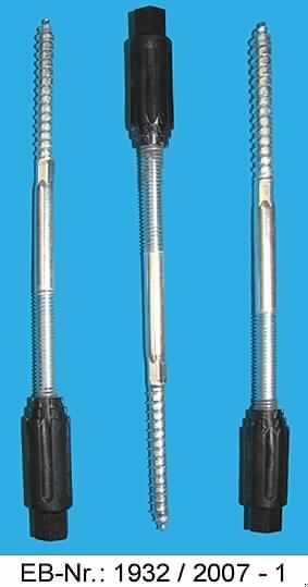 "Thermax"; das sind aus Stahl (kein nicht rostender Stahl, lt. Antragstellerangabe) gefertigte Erzeugnisse mit einem Kopf (Länge etwa 4,5 cm) mit Außensechskantansatz aus glasfaserverstärktem Hochleistungskunststoff, mit einem am Kopf beginnenden metrischen Gewinde (Länge etwa 3,3 cm) und einem Holzgewinde (Länge etwa 5,0 cm) mit einem zur Spitze ausgebildeten Gewindeende und einer Zugfestigkeit von 450 MPa (450 N/MM2, lt. Antragstellerangabe). Zwischen den beiden Gewinden weisen die Erzeugnisse ein etwa 4,2 cm langes rundes Schaftstück auf, welches am unteren Ende zu einem etwa 8 mm langen Sechskantansatz als Angriffsfläche zum Drehen der Erzeugnisse ausgearbeitet ist.
Der Kunststoffkopf ist am oberen Ende mit einer gerippten Lochung zur Aufnahme einer Schraube (nicht Gegenstand dieser vZTA) und am unteren Ende mit sechs selbstschneidenden Fräsrippen versehen.
Die Erzeugnisse dienen der Verankerung von z.B. Jalousien, Regenfallrohren, Fensterladenreiter, Briefkästen, Beschilderungen, Außenleuchten, Alarmanlagen etc. in Wärmedämm-Verbundsystemen. Der Kunststoffkopf unterbricht dabei den Wärmefluss in der Gewindestange.
Sie sind zu jeweils 20 Stück in einem Pappkarton verpackt.
Durchmesser metrisches Gewinde: etwa 7,8 mm
Durchmesser Holzgewinde: etwa 6,8 mm 
Gesamtlänge: etwa 17 cm

Abbildung siehe Anlage.

Derartige Erzeugnisse gehören als "andere Schrauben aus Stahl, mit Gewinde, mit Kopf mit Außensechskant, mit einer Zugfestigkeit von weniger als 800 MPa" zur Codenummer 7318 1581 99 des Integrierten Zolltarifs der EG (TARIC).