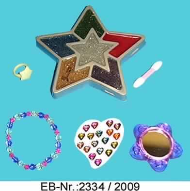 Party Make-up Set für Kinder

Bei der Ware handelt es sich um eine für den Einzelverkauf aufgemachte Warenzusammenstellung bestehend aus einer sternförmigen Plastikbox mit Glitter-Lidschatten in verschiedenen Farben (rot, blau, gold, silber, lila und grün), einem Schaumstoffapplikator zum Auftragen des Lidschattens, Herzchenstickern, einem Fingerring aus Plastik in Form eines Sterns, einem Perlenarmband aus Kunststoff und einem lila-farbenen Taschenspiegel.

Es liegt eine Warenzusammenstellung für den gemeinsamen Bedarf des Schminkens vor. Der Charakter der Warenzusammenstellung wird durch den Lidschatten (Schminkmittel für die Augen) bestimmt.