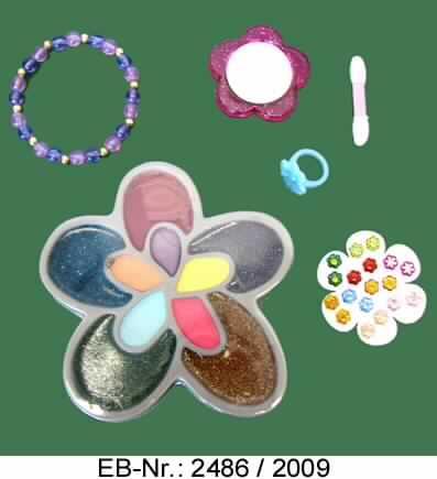 Party Make-up Set für Kinder

Bei der Ware handelt es sich um eine für den Einzelverkauf aufgemachte Warenzusammenstellung bestehend aus einer blütenförmigen Plastikbox mit Glitzer-Lidschatten in den Farben rot, blau, gold, lila und grün (außen) und perlmuttfarbenem Lipgloss in den Farben orange, hellblau, rot gelb und lila (innen), einem Schaumstoffapplikator, Ministickern in Blütenform, einem Fingerring aus Kunststoff in Form einer Blüte, einem Perlenarmband aus Kunststoff und einem rosa-farbenen Taschenspiegel.

Es liegt eine Warenzusammenstellung für den gemeinsamen Bedarf des Schminkens vor. Der Charakter der Warenzusammenstellung wird durch den mengenmäßig überwiegenden Lidschatten (Schminkmittel für die Augen) bestimmt.