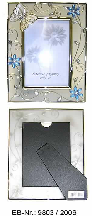"Fotorahmen"; es handelt sich um Erzeugnisse mit Rahmen aus Stahl (Gesamtgröße ca. 22,7 cm x 27,8 cm) mit filigranem Rand mit einem stilisierten Schmetterling, Zweigen und Blüten, für Fotos oder Bilder mit dem Format 10 cm x 15 cm. Der Rahmen ist insgesamt mit einer Glasplatte hinterlegt, die gleichzeitig als Schutz des Fotos oder Bildes dient. In der Größe des Rahmenausschnitts ist auf die Rückseite ein Pappzuschnitt geklebt, an dem ein Fuß aus Pappe mittels eines Scharniers aus Stahl abgebracht ist. Zwischen Glasplatte und Pappe ist ein Papierzuschnitt eingeschoben.
Die Erzeugnisse sind in Kunststofffolie in einem Pappkarton mit Polystyroleinlage verpackt.

Abbildung siehe Anlage.

Derartige Erzeugnisse gehören als "Rahmen für Fotografien, Bilder oder dergleichen, aus unedlen Metallen" zur Codenummer 8306 3000 00 0 des Elektronischen Zolltarifs.