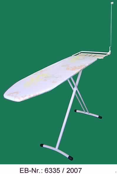 "Bügeltisch"; es handelt sich um zusammenklappbare Erzeugnisse, bestehend aus einem Bügelbrett (Rahmenkonstruktion mit einer Gitterauflage) mit einer Auflagefläche von ca. 126 x 39 cm, die an der Stirnseite eine abgerundete Form aufweist, einem farbigen Bügelbrettbezug aus Spinnstoff mit einer Unterlage aus Vliesstoff, einer am Bügelbrett befestigten Ablage für das Bügeleisen (ca. 45 x 30 cm) mit einer federnden Kabelführung bzw. -halterung für das Stromzuführungskabel des Bügeleisens und einem in der Höhe verstellbaren Untergestell mit zwei Standfüßen, deren Enden mit Kunststoffkappen versehen sind. 
Das jeweilige Bügelbrett, die Ablage für das Bügeleisen und das Untergestell bestehen aus Stahlblech, kein nicht rostender Stahl (lt. Antragstellerangabe) und sind lackiert. 
Die Erzeugnisse sind in einer Kunststofffolie mit einer bedruckten Papiereinlage verpackt.

Abbildung siehe Anlage.

Derartige Erzeugnisse gehören als "Hauswirtschaftsartikel aus Eisen oder Stahl, andere als in den Codenummern 7323 1000 00 0 bis 7323 9910 00 0 genannt, mit Farbe versehen oder lackiert (Bügelbretter)" zur Codenummer 7323 9991 10 des Integrierten Zolltarifs der EG (TARIC).