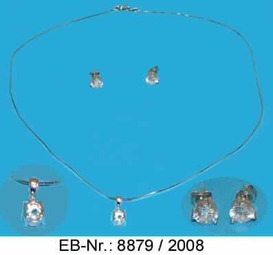 Es handelt sich um Zusammenstellungen, bestehend aus einer Halskette und einem Paar Ohrstecker. Die etwa 45 cm lange, aus einer Silberlegierung (925er) gefertigte Kette ist mit einem Federringverschluss und mit einem mittels einer Öse angebrachten Anhänger in Form eines eingefassten, runden, geschliffenen, synthetischen Schmucksteins (Zirkonia, lt. Antragstellerangabe) versehen. Die Ohrstecker bestehen aus einem Stift mit Schmetterlingsverschluss und einer an einem Ende des Stiftes angebrachten Fassung ( je aus einer Silberlegierung -925er-) mit einem geschliffenen, synthetischen Schmuckstein (Zirkonia, lt. Antragstellerangabe).
Die Erzeugnisse sind in einer aufklappbaren Schmuckschachtel, ausgestattet mit einer herausnehmbaren Einlage mit passgenauen Vorrichtungen zur Befestigung der Erzeugnisse für den Einzelverkauf aufgemacht.
Die Kette ist aufgrund des Wertes der charakterbestimmende Bestandteil der Warenzusammenstellung.

Abbildung siehe Anlage.

Derartige Erzeugnisse gehören als "Schmuckwaren aus Edelmetallen (Silber)" zur Codenummer 7113 1100 00 des Integrierten Zolltarifs der EG (TARIC).