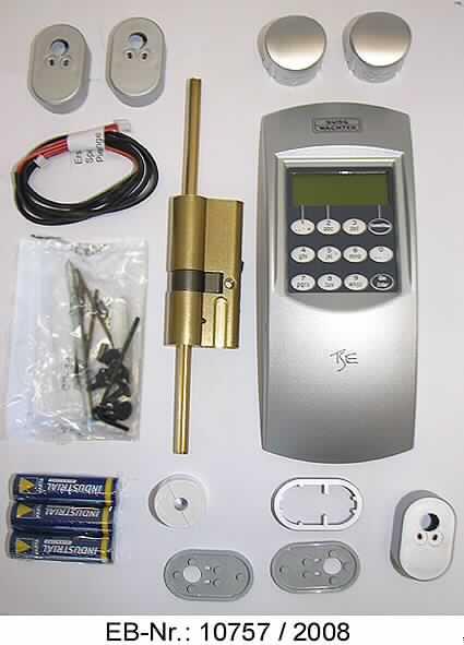 "TSE 3003 Premium"; es handelt sich um Schließzylinder aus unedlem Metall mit Anschlussmöglichkeit für einen Stecker (charakterbestimmend), die gemeinsam mit einer sog. Bedieneinheit i.W. aus Kunststoff mit Display und einem Kabel mit Stecker sowie Rosetten und Drehknäufen aus Kunststoff an Gebäudetüren angebracht und nach Entfernen des nicht-elektrischen Schließzylinders in herkömmliche Zylinderschlösser eingebaut werden. 
Die Erzeugnisse dienen dem Öffnen von Türen durch Eingabe eines Codes und dem Programmieren von Zeitfenstern, in denen sich die Tür ohne Eingabe des Codes öffnen lässt.
- Antragstellerangaben -
Die Erzeugnisse sind gemeinsam mit Montagematerial, drei Batterien, einem Ersatz-Kabel, Bedienungs- und Montageanleitungen und einer CD-ROM mit Bedienungsanleitung für Zusatzfunktionen in einem Pappkarton für den Einzelverkauf aufgemacht.

Abbildung siehe Anlage.

Derartige Erzeugnisse gehören als "Teile aus unedlen Metallen von Schlössern (elektrische Schlösser) aus unedlen Metallen" zur Codenummer 8301 6000 00 des Integrierten Zolltarifs der EG (TARIC).