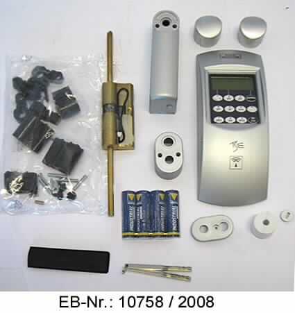 "TSE 3004 Wireless"; es handelt sich um Schließzylinder aus unedlem Metall mit Kabel und Anschlussmöglichkeit für einen Stecker, die gemeinsam mit einer sog. Bedieneinheit i.W. aus Kunststoff mit Display, einem sog. Empfangsmodel i.W. aus Kunststoff sowie Rosetten und Drehknäufen aus Kunststoff an Gebäudetüren angebracht und nach Entfernen des nicht-elektrischen Schließzylinders in herkömmliche Zylinderschlösser eingebaut werden. 
Die noch nicht zusammengesetzten Erzeugnisse dienen dem Öffnen von Türen durch Eingabe eines Codes und dem Programmieren von Zeitfenstern, in denen sich die Tür ohne Eingabe des Codes öffnen lässt. Die Bedieneinheit kann bis zu 10 m von der Tür entfernt montiert werden.
- Antragstellerangaben -
Die Erzeugnisse sind gemeinsam mit Montagematerial, vier Batterien, zwei Notschlüsseln, Bedienungs- und Montageanleitungen und einer CD-ROM mit Bedienungsanleitung in einem Pappkarton für den Einzelverkauf aufgemacht.

Abbildung siehe Anlage.

Derartige Erzeugnisse gehören als "Teile aus unedlen Metallen von Schlössern (elektrische Schlösser) aus unedlen Metallen" zur Codenummer 8301 6000 00 des Integrierten Zolltarifs der EG (TARIC).